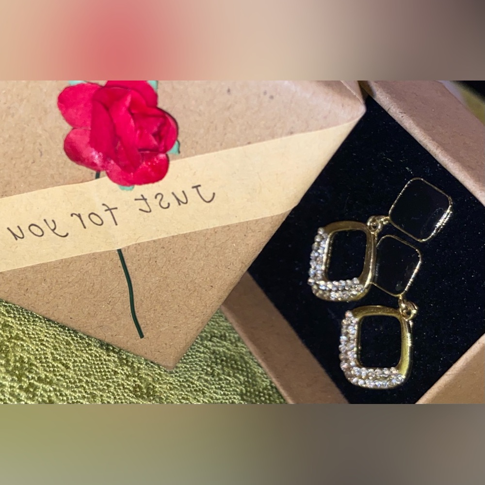 NWOT Elegant Black & Gold Pierced Earrings- Valentine’s Day,Birthdays,Christmas🎄 - Picture 3 of 16